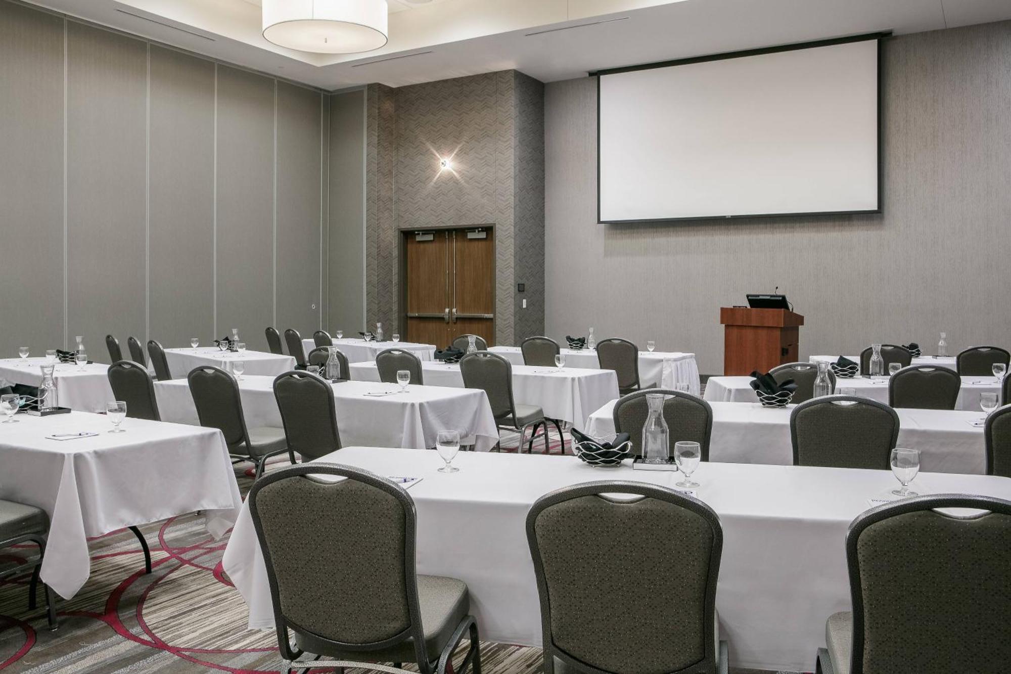 Courtyard By Marriott Omaha Bellevue At Beardmore Event Center Exterior photo