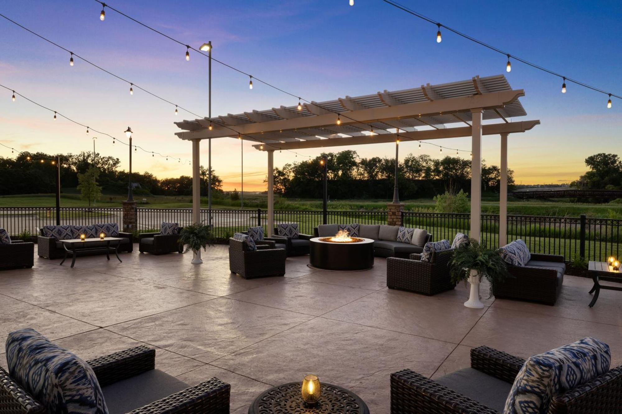 Courtyard By Marriott Omaha Bellevue At Beardmore Event Center Exterior photo