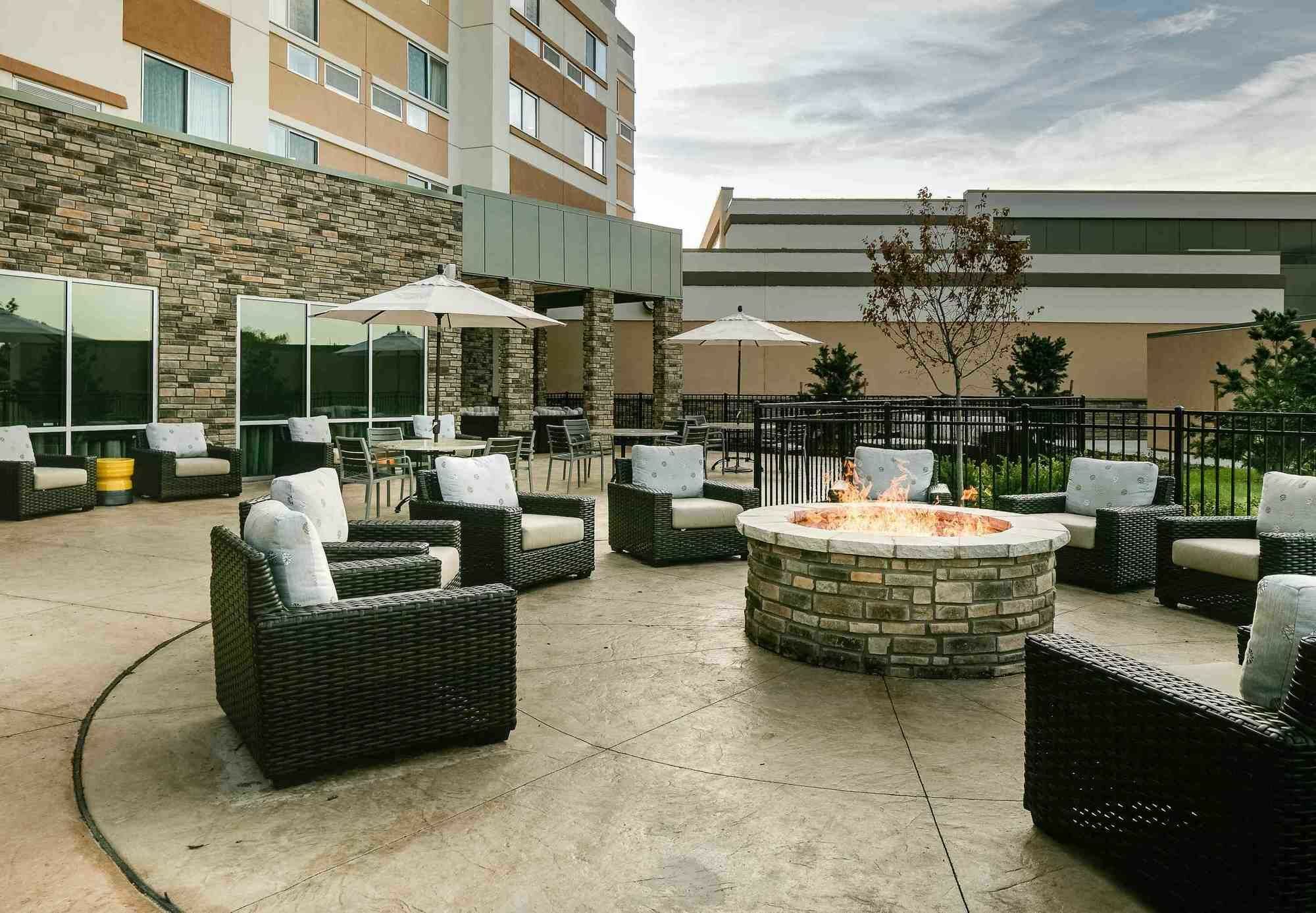 Courtyard By Marriott Omaha Bellevue At Beardmore Event Center Exterior photo